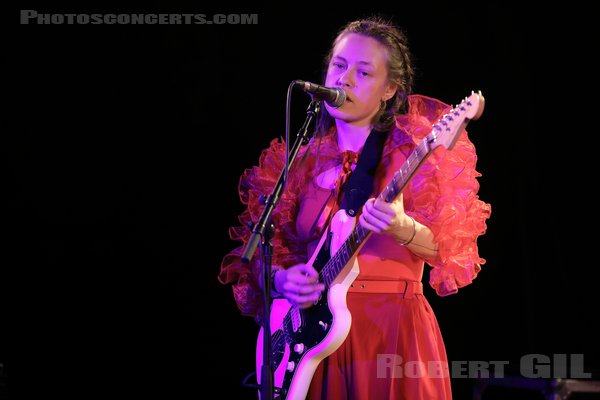 ANNA B SAVAGE - 2023-04-21 - PARIS - La Boule Noire - 